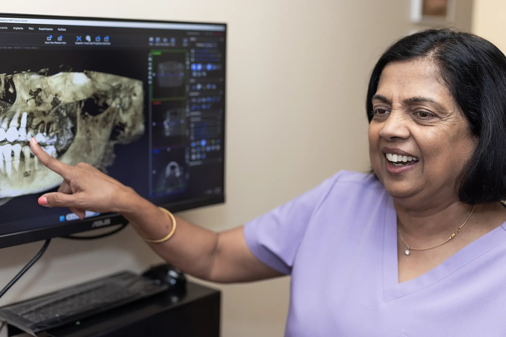 Dr. Vineetha Thomas explaining a 3D jaw scan